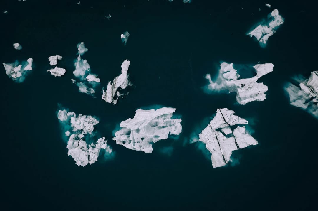航拍：瓦特纳冰川国家公园里的冰河湖，湖面漂着许多冰山