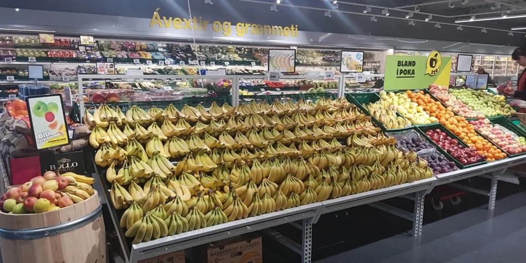冰岛超市里的新鲜水果，开房车旅行的人在这里便宜地采购