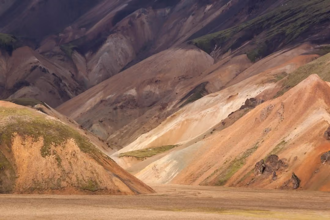 Fjallabak 自然保护区一条步道旁粗犷的冰岛内陆高地风景