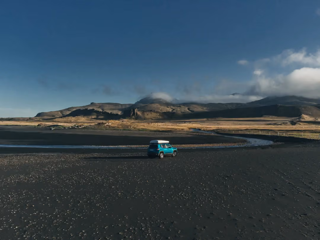 冰岛风景中,一辆带车顶帐篷的 4x4 房车