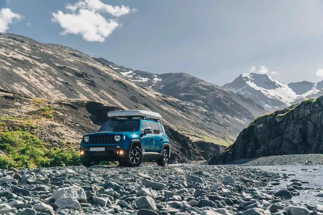 Jeep Renegade 4xe 开过冰岛内陆高地路线上一片多石的河床