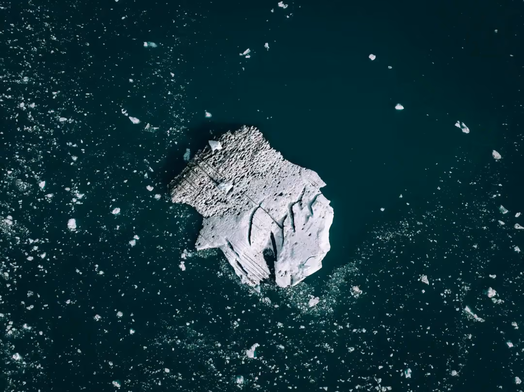 一座冰山漂在冰岛东南部的冰河湖上