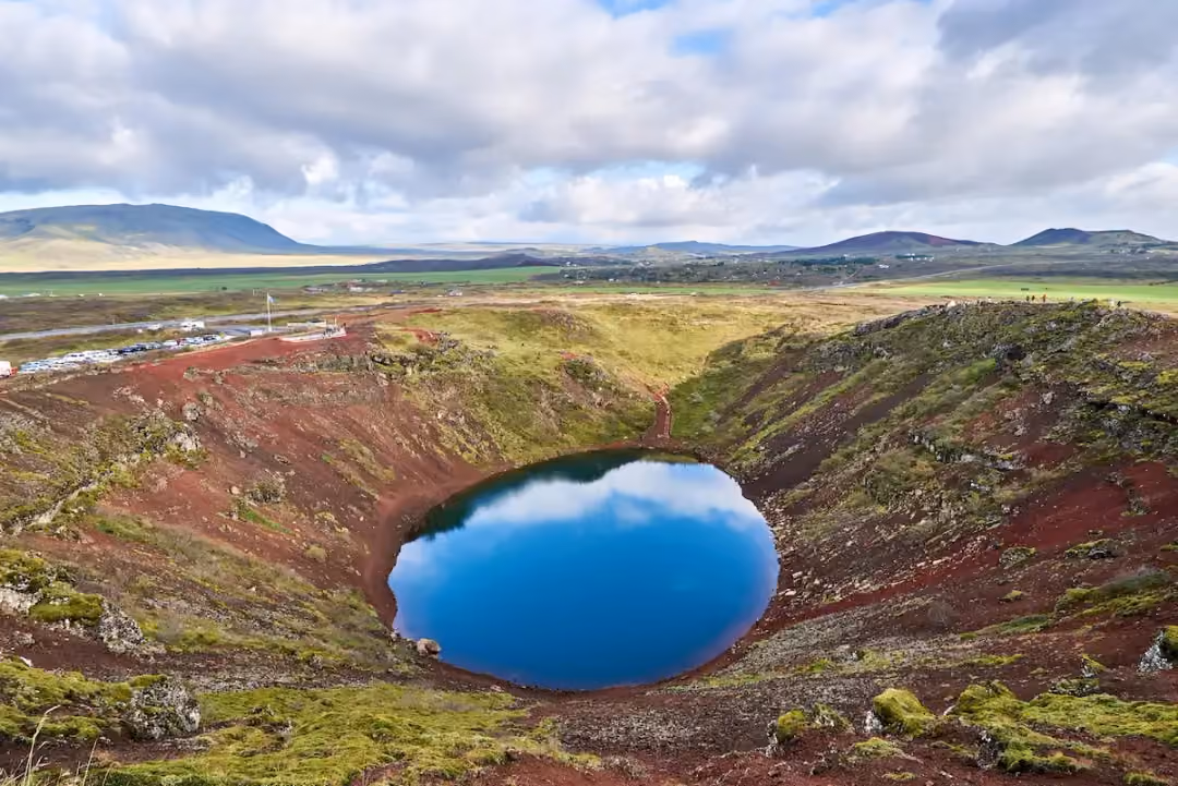 凯瑞斯火山口湖,红色的坡面和蓝色的湖水,位于冰岛黄金圈路线上