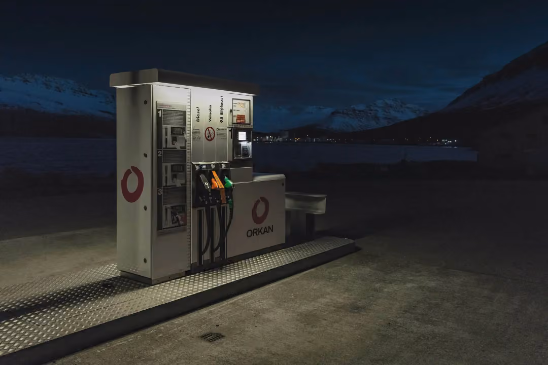 夜里的冰岛Orkan加油站,柴油和汽油的油枪标签清楚