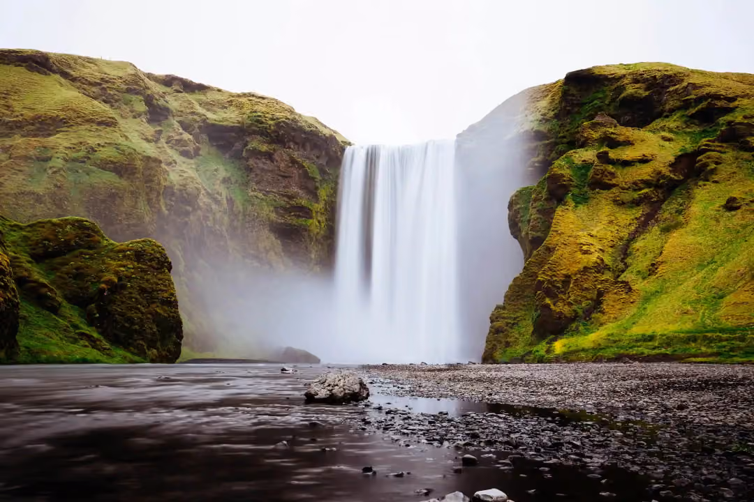 斯科加瀑布(Skógafoss),旁边的斯科加营地很受南岸房车旅行者欢迎
